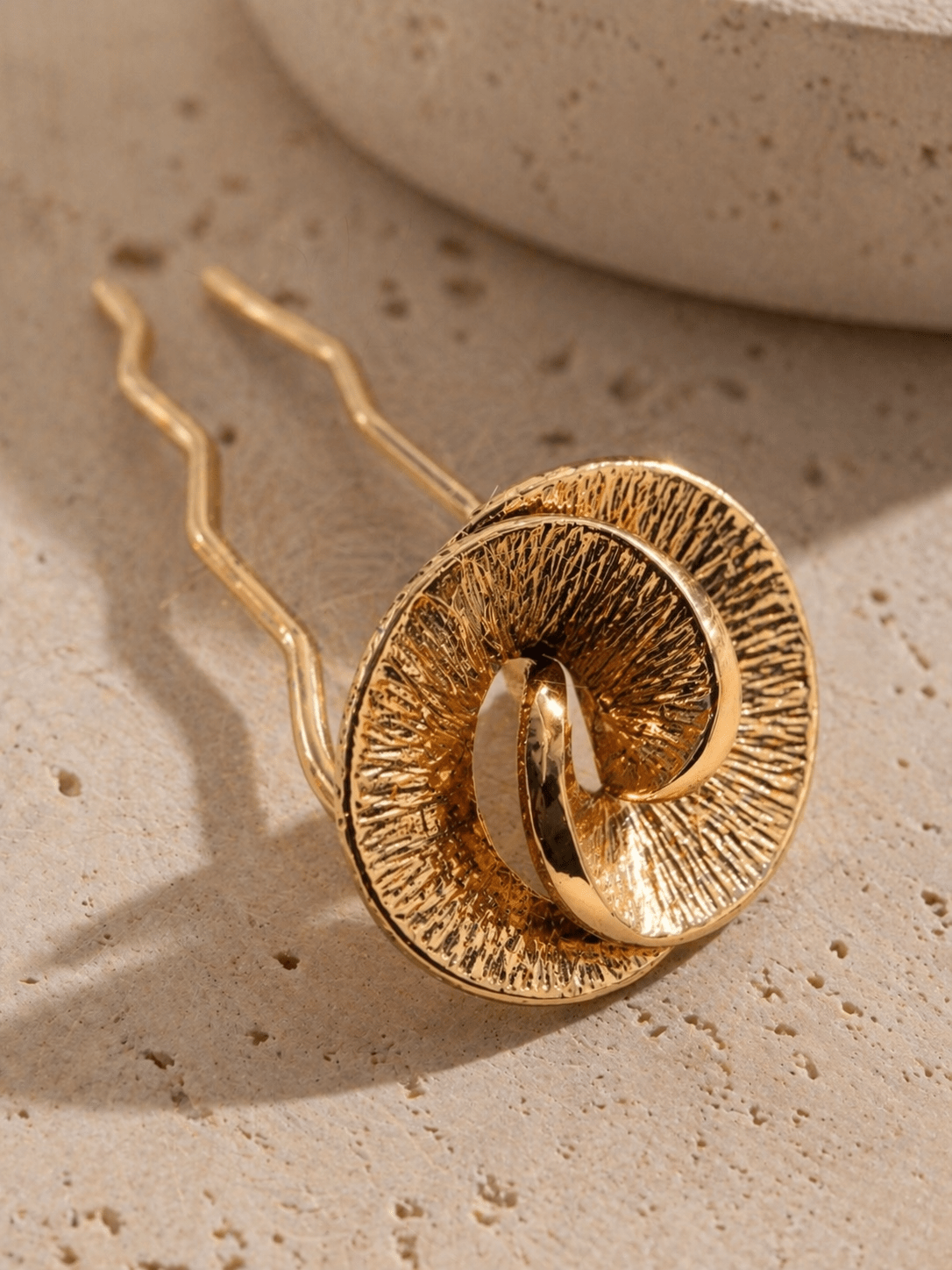 Iris Dimensional Gold French Pin | Nomad Amara